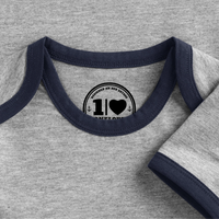 Kurt Hansen Walross - Baby Bio-Kurzarm-Kontrastbody - Grau/Navy 